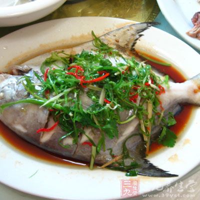 然後均勻散上蔥絲在魚身上