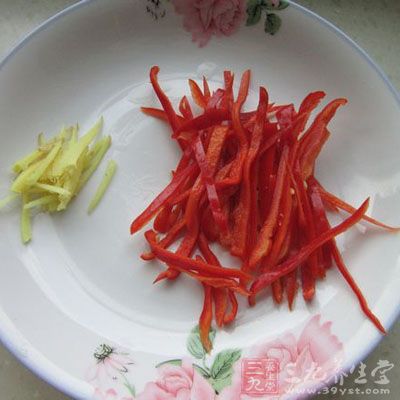 紅辣椒去蒂，洗淨，切細絲