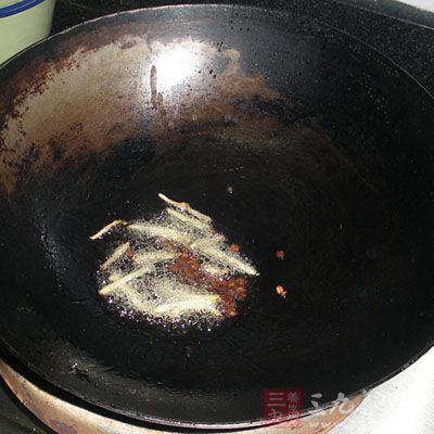 將花椒放入油中炸香，澆在魚上