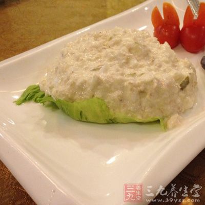 沙拉醬和魚肉拌勻