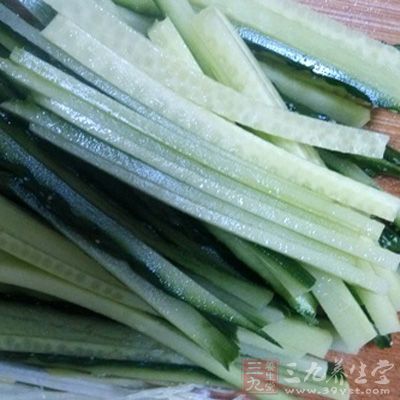 黃瓜切成10厘米長的細條