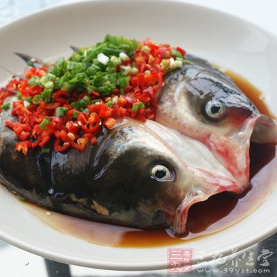 因為要久煮使湯汁出味,所以魚頭煎黃一點再燒 因為要久煮使湯汁出味,所以魚頭煎黃一點再燒