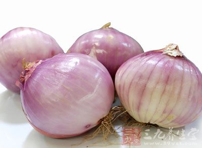 材料:海魚頭一個(約二斤重)、洋蔥一個、馬鈴薯二粒、紅蘿卜一條 材料:海魚頭一個(約二斤重)、洋蔥一個、馬鈴薯二粒、紅蘿卜一條