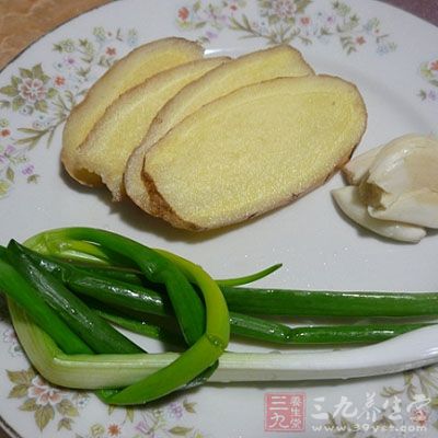用蔥姜料酒腌一會兒去腥
