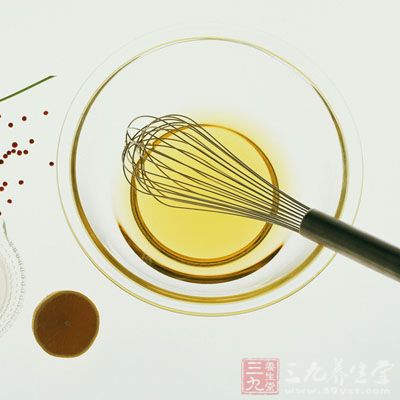 等魚蒸好後取出,將適量色拉油在鍋中燒熱 等魚蒸好後取出,將適量色拉油在鍋中燒熱
