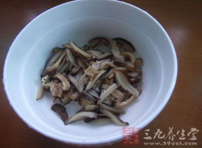 香菇洗淨，去蒂，切成薄片