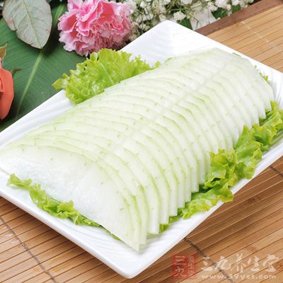冬瓜洗淨後去皮,切成4公分長,3公分寬,半公分厚的片,雞蛋打散備用 冬瓜洗淨後去皮,切成4公分長,3公分寬,半公分厚的片,雞蛋打散備用