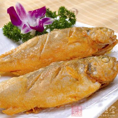 油加熱,放入炸好的黃魚,繼續小火慢炸至黃魚兩面顏色深黃即可 油加熱,放入炸好的黃魚,繼續小火慢炸至黃魚兩面顏色深黃即可