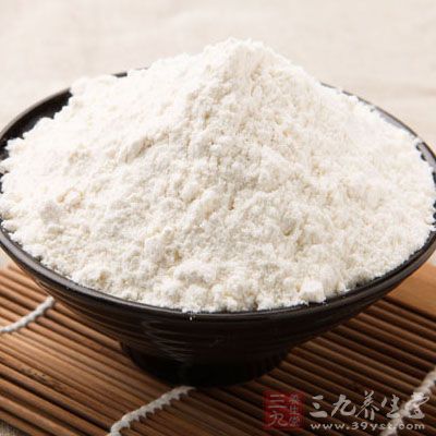 腌好後,將多余的料汁倒掉,加入一大勺面粉 腌好後,將多余的料汁倒掉,加入一大勺面粉