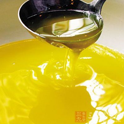 鍋洗干淨,加入少許油,小火慢炸至黃魚兩面顏色深黃即可 鍋洗干淨,加入少許油,小火慢炸至黃魚兩面顏色深黃即可