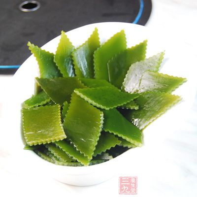 將浸泡後的海帶，洗干淨切成片