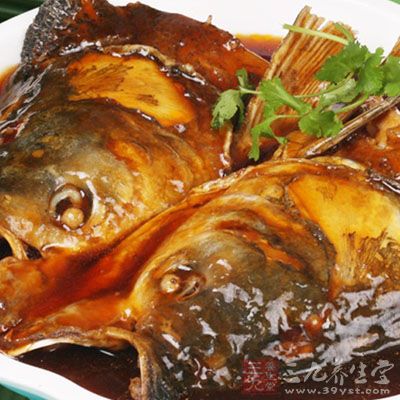 魚頭酥爛得看不出本來面目了，出鍋，盛盆，撒香菜