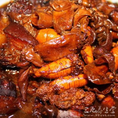 將魚籽煸炒一下，表面煸炒出金黃色凝固