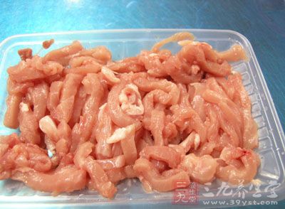 先把肉切成細絲