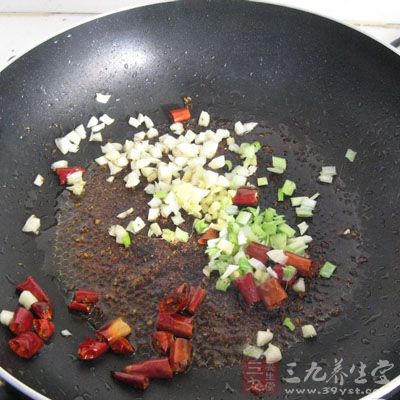 加入姜蒜末，炒出香氣
