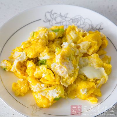 熱油放蔥花炒雞蛋，雞蛋要炒碎點