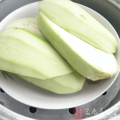 將茄子削皮洗淨