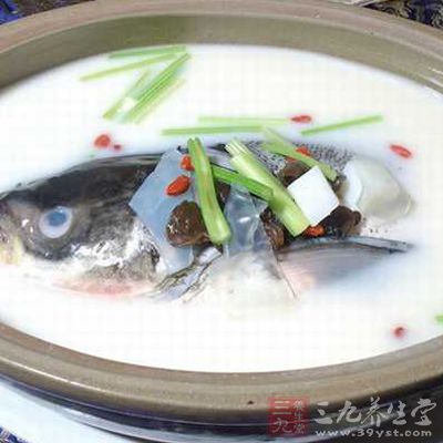 材料:鲢魚頭、嫩豆腐、香菇、大蔥段、姜片、鹽 材料:鲢魚頭、嫩豆腐、香菇、大蔥段、姜片、鹽