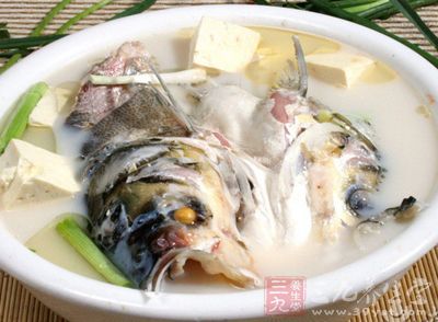 魚頭營養豐富,豆腐富含蛋白質,口感嫩滑 魚頭營養豐富,豆腐富含蛋白質,口感嫩滑