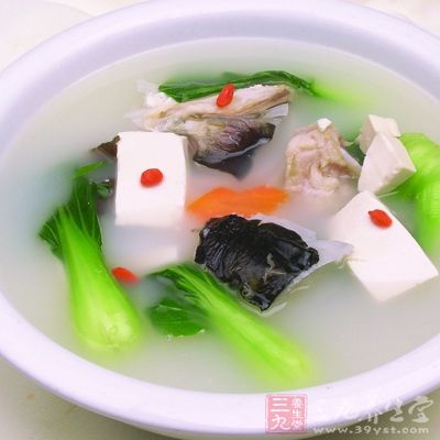 用魚來做湯,都需要先經過油煎 用魚來做湯,都需要先經過油煎