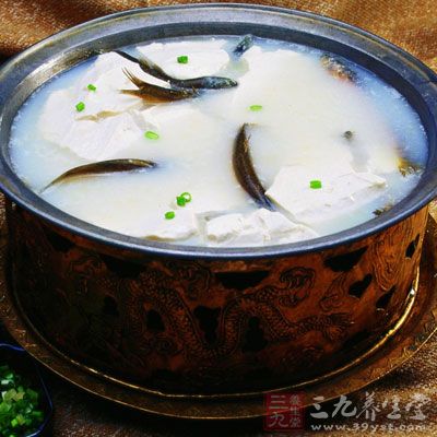 餐桌上電磁爐把泥鳅豆腐端上去，小火伺候，撒上青蒜段就可以開動了