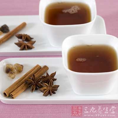 沿鍋邊烹入料酒 沿鍋邊烹入料酒