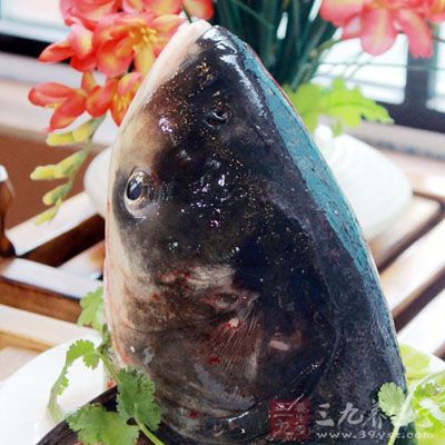 鍋中加水燒沸後,將魚頭連碗一同放入鍋中蒸熟 鍋中加水燒沸後,將魚頭連碗一同放入鍋中蒸熟