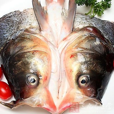魚頭收拾干淨,均勻摸上鹽,淋料酒,腌10分鐘左右 魚頭收拾干淨,均勻摸上鹽,淋料酒,腌10分鐘左右