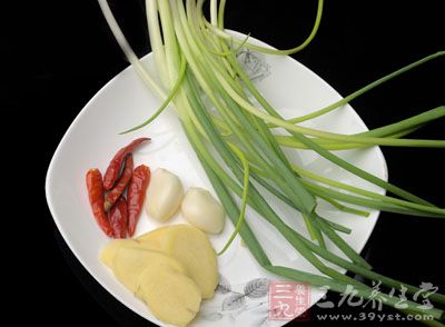 把蔥姜等調味料處理好,切片備用 把蔥姜等調味料處理好,切片備用