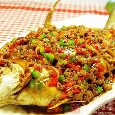 將魚盛入盤內,灑上蔥花即可 將魚盛入盤內,灑上蔥花即可