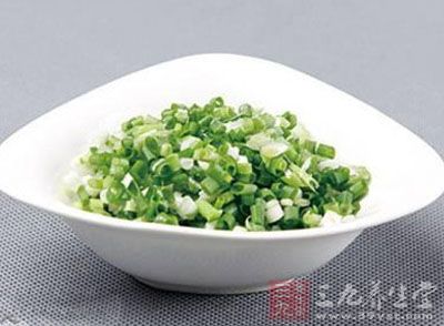 原料：天目湖魚頭一個(重約750克)，泡好的出口紅薯粉絲100克，香菜1克