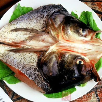 原料：信陽南灣大魚頭1個(重約2千克)，香蔥末20克，原色燴面和用南瓜汁