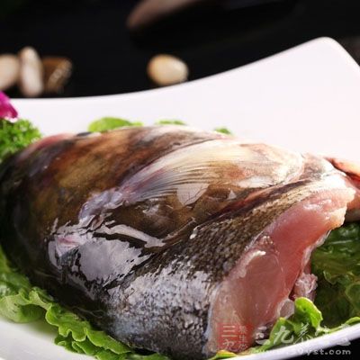在蒸魚頭的同時，將四色燴面分別放入沸水中大火煮7分鐘，撈出放入碗中