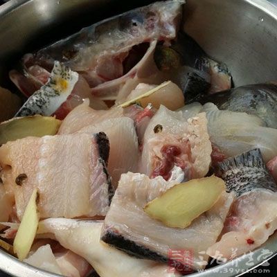 先將花鲢魚腌制一會 先將花鲢魚腌制一會