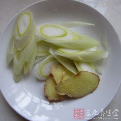 將一部分蔥姜切片