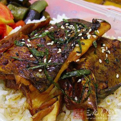 鲢魚焖豆腐材料：料酒、適量鹽、胡椒粉、姜片