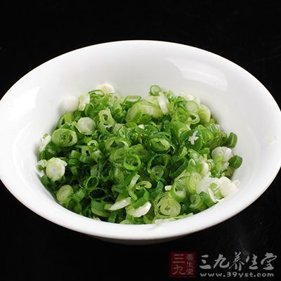 出鍋撒上蔥花,再淋上些熱油(喜歡清淡的也可省去這道工序) 出鍋撒上蔥花,再淋上些熱油(喜歡清淡的也可省去這道工序)