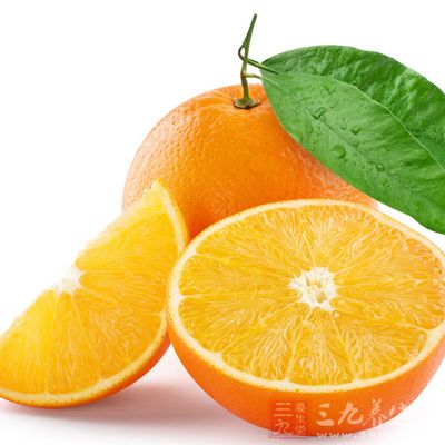 帶酸性的水果，比如橙子，含較多維他命C