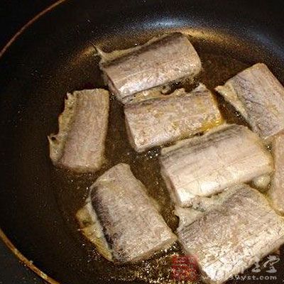 小火慢炸， 將帶魚段炸成金黃色後撈出瀝油