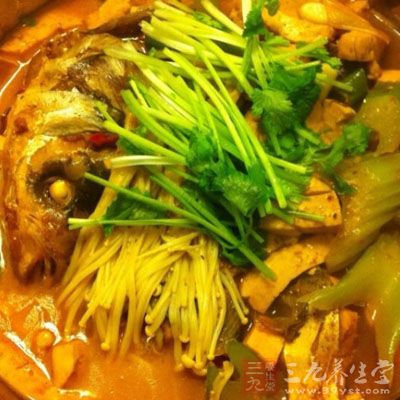 鲢魚洗淨把水瀝干嶄成小快裝在容器中