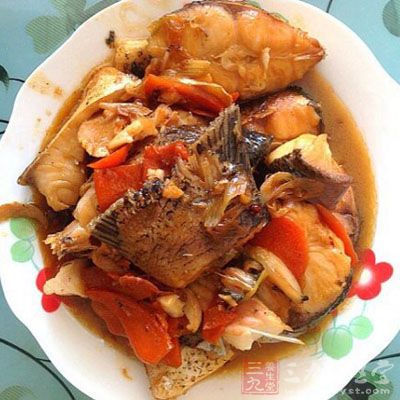 將魚頭洗淨，從中間剖開