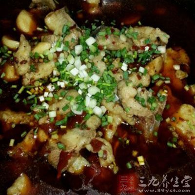 四成熱時將腌好的魚肉煎成兩面金黃盛出