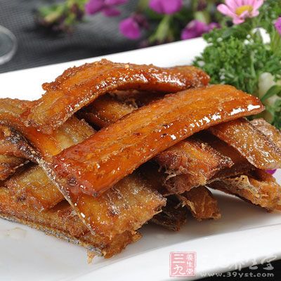 放入帶魚段，等面糊定型再翻面