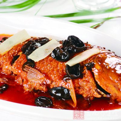 鯉魚一條，去鱗、去內髒清洗干淨