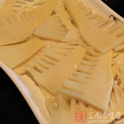 將魚放在盤中,加筍片、火腿片、精鹽、味精、蔥、姜、酒 將魚放在盤中,加筍片、火腿片、精鹽、味精、蔥、姜、酒