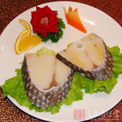 由於魚肉是由肌纖維較細的單個肌群組成,所以魚肉中可以保持較多的水分,肉質非常細膩 由於魚肉是由肌纖維較細的單個肌群組成,所以魚肉中可以保持較多的水分,肉質非常細膩