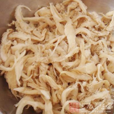 將蘑菇洗淨撕碎