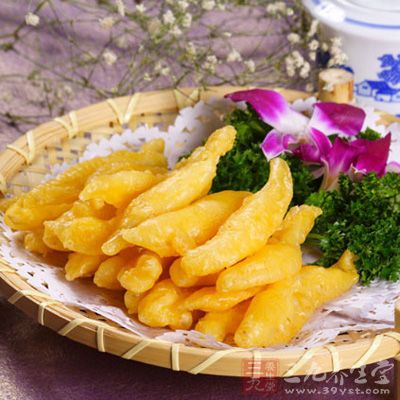 將銀魚炸好後，瀝盡油，碼入盤