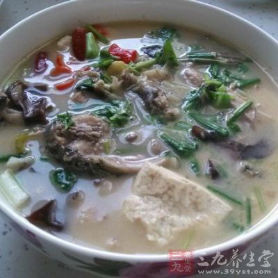 魚湯燒沸後撇去浮沫，加入味精、濕澱粉勾芡