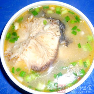 放入冬筍、雪菜、肉片、黃魚和佐料，先用武火燒開